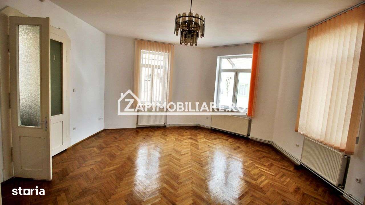 Casa 5 camere,3 băi,180 mp.teren 371 mp.Central - Imagine principală: 1/10