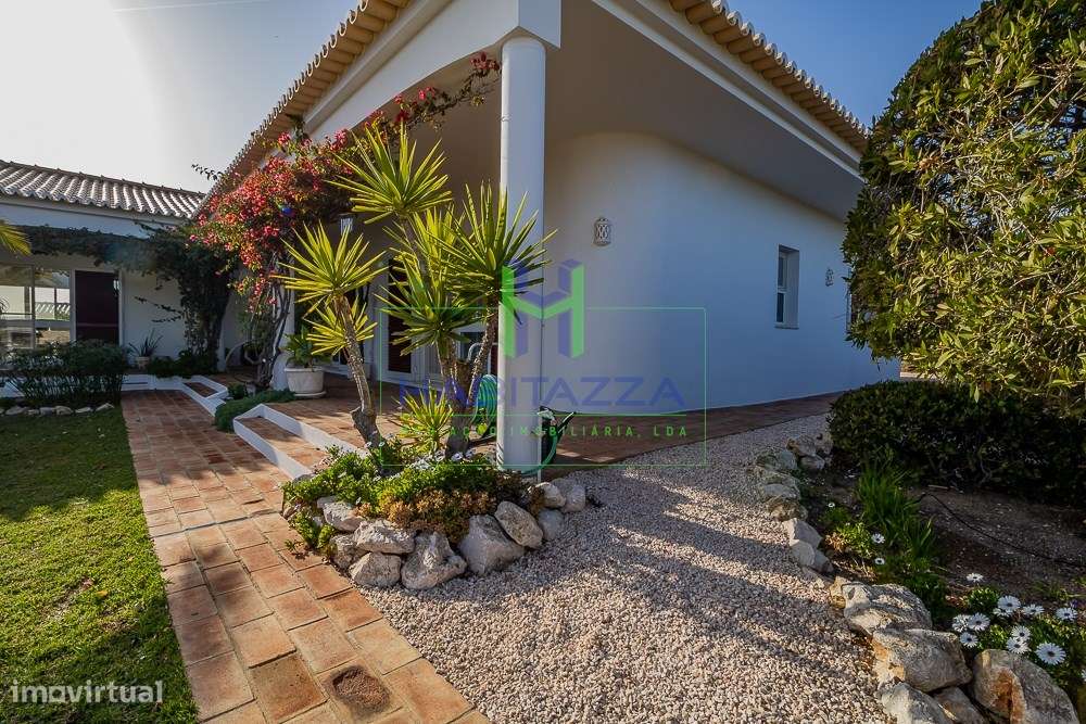 Fantástica Moradia Térrea T3+1, com piscina, grande jardim, e garagem,-16