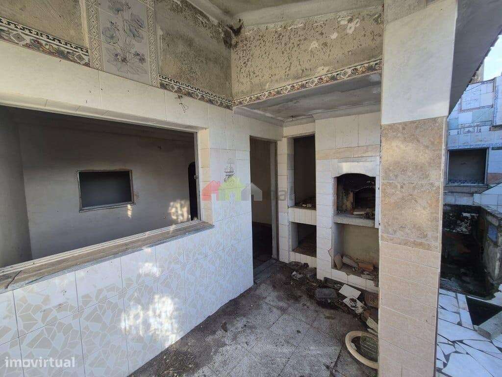Lote de terreno urbano com moradia T3 e garagem em Palmela-4