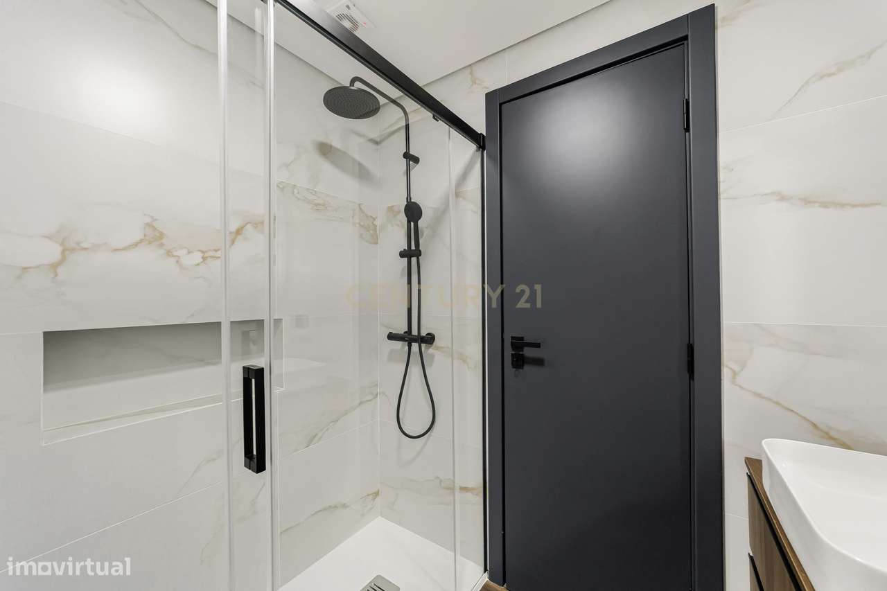 Espaçoso Apartamento T3 Totalmente Renovado em prédio com elevador no-18