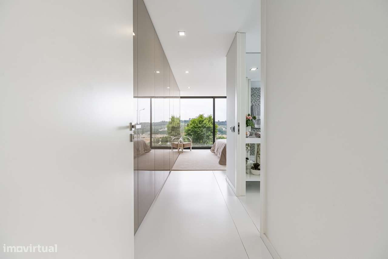 Moradia T4 com Rooftop Panorâmico e Piscina Privativa em GUIMARÃES-31