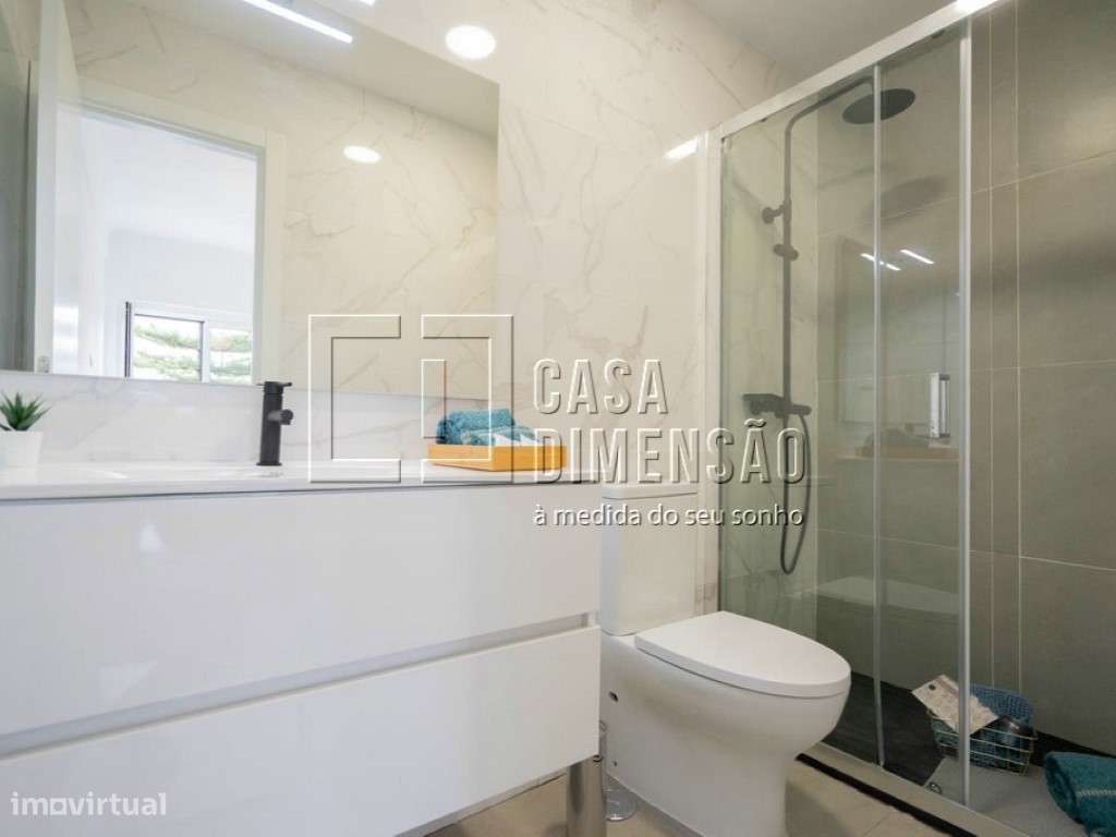 Apartamento de tipologia T3 com varandas em Benfica!!-28