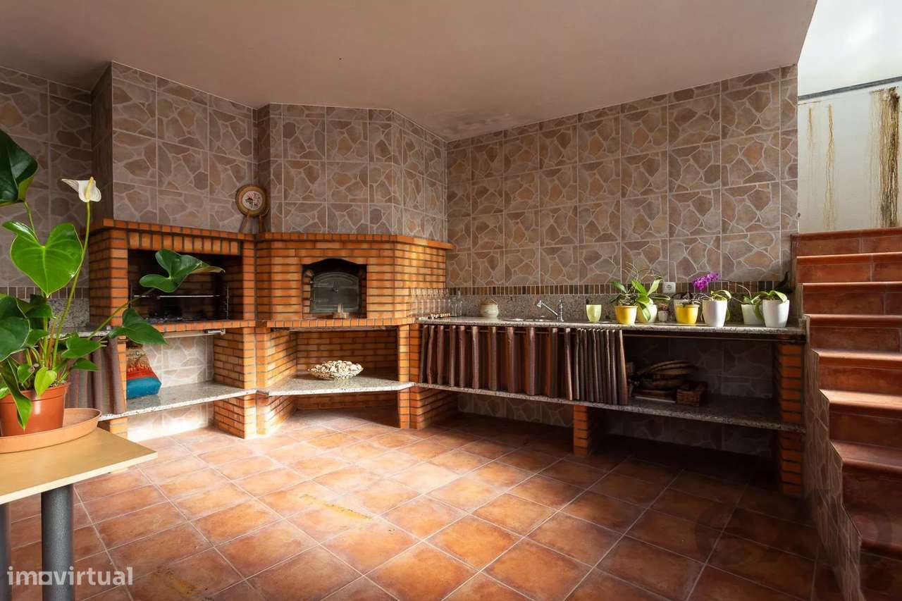 Moradia de Prestígio com Piscina-39