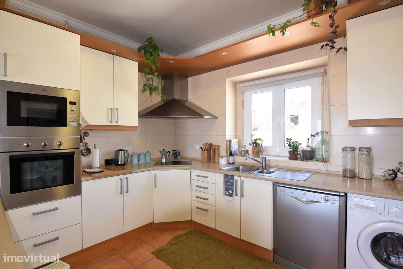Moradia T4 térrea a 7 minutos da famosa praia de Ribeira D'Ilhas. - Grande imagem: 4/17
