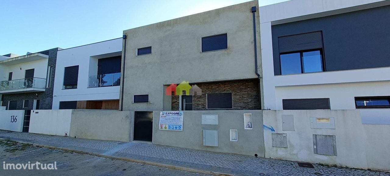 Moradia luminosa T4 em construção