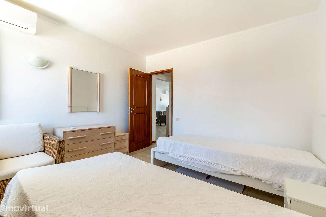 Elevado Potencial: último piso com vista mar, a 200 m da praia-24