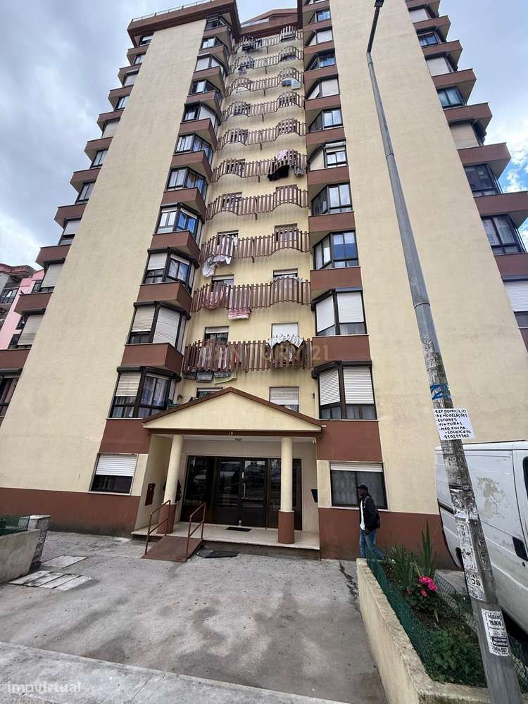 T3 com Excelente Localização – Mem Martins-17