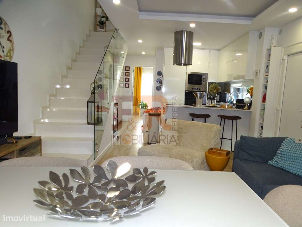 Semi-Nova Geminada Duplex T3 com Piscina Fernão Ferro-25