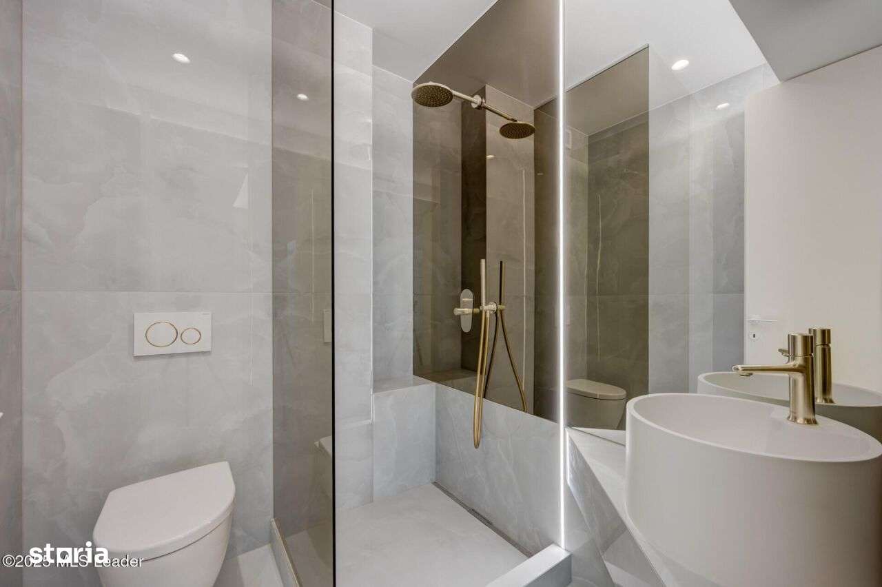 Apusul de la ultimul etaj din Cortina North | 3 camere | 76.7 mp - Imagine principală: 4/20