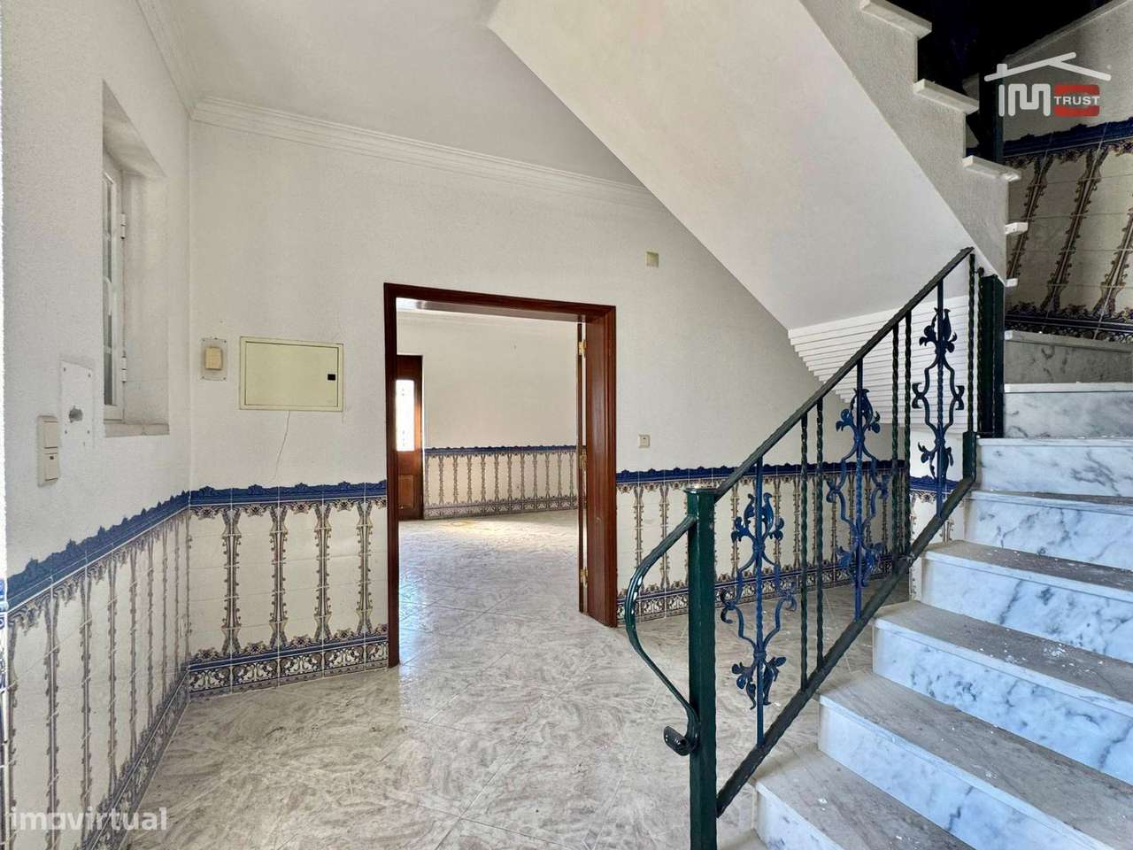 Moradia T5 com 370 m² e terreno de 800 m² no centro de Pinhal Novo - Grande imagem: 4/8