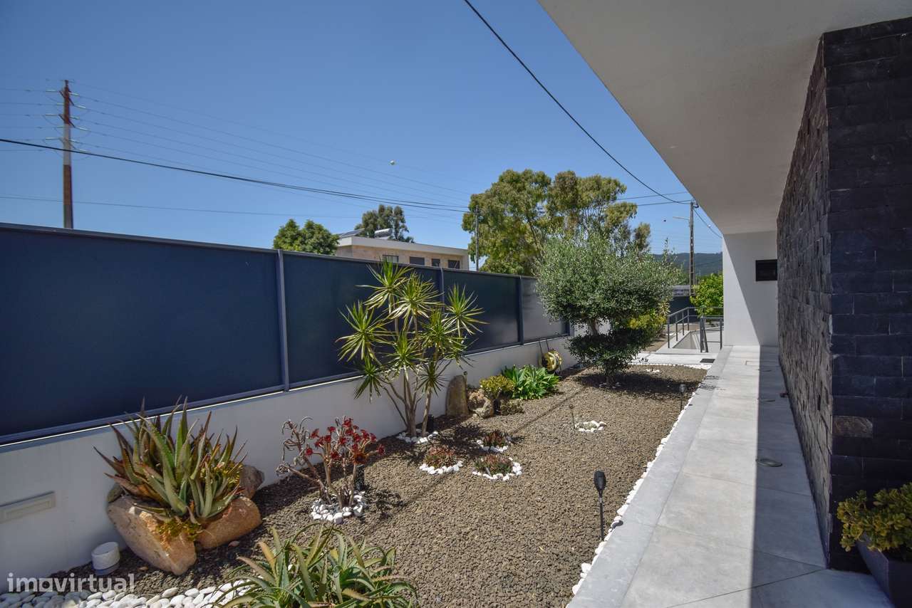 Moradia T4 com Piscina e Jardim em Alcabideche, Cascais-47
