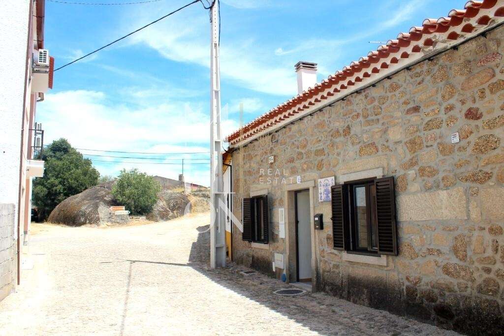 Moradia de charme Reabilitada com Garagem e Logradouro-42