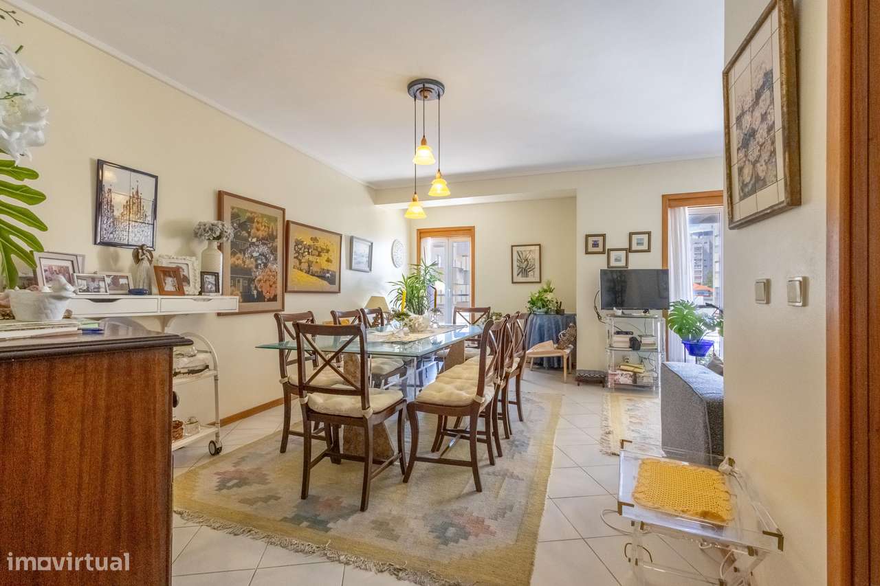 Apartamento T3, prédio com elevador e garagem!-8
