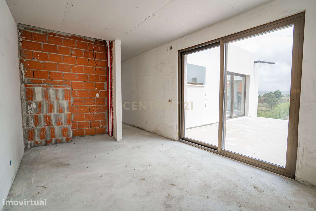 Moradia T3 com Piscina e Jardim em Salir do Porto-26