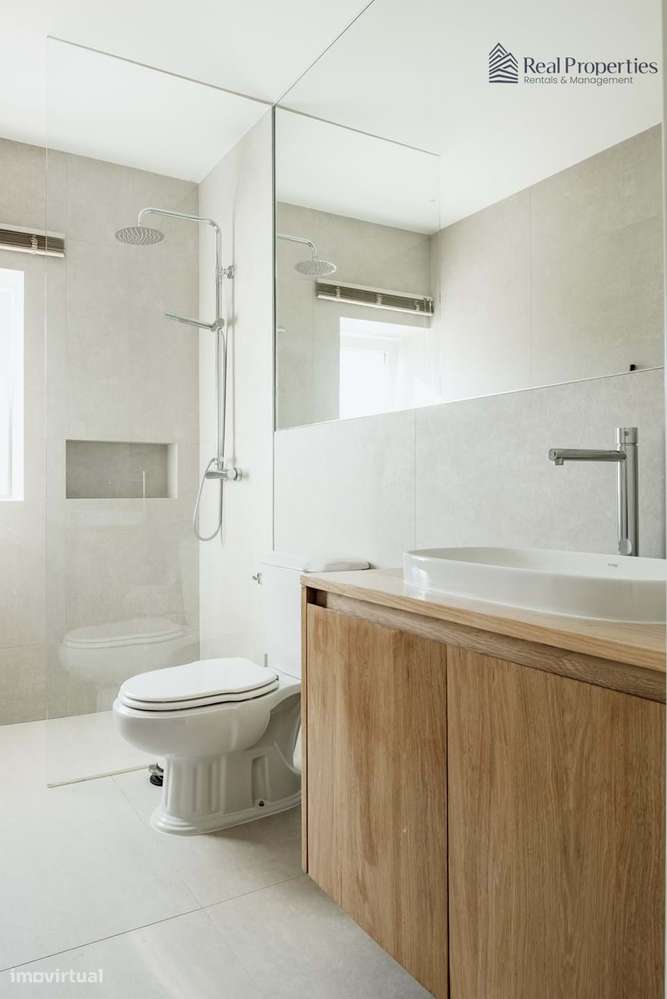 Elegante Moradia T3 Renovada com Vistas Panorâmicas em Alvor-12