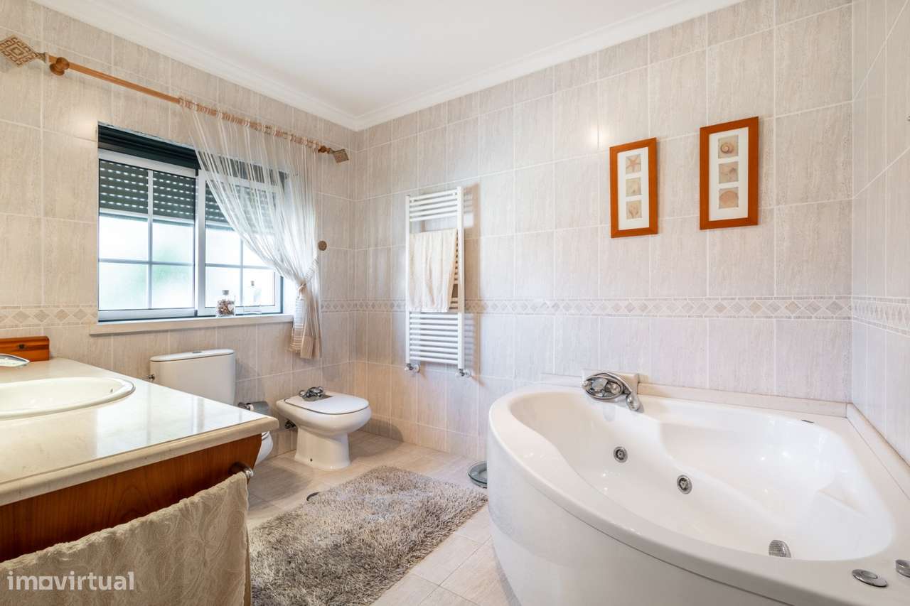 Luxuosa moradia, T5 com piscina e jardim em Pedrulheira-Marinha Grande-40