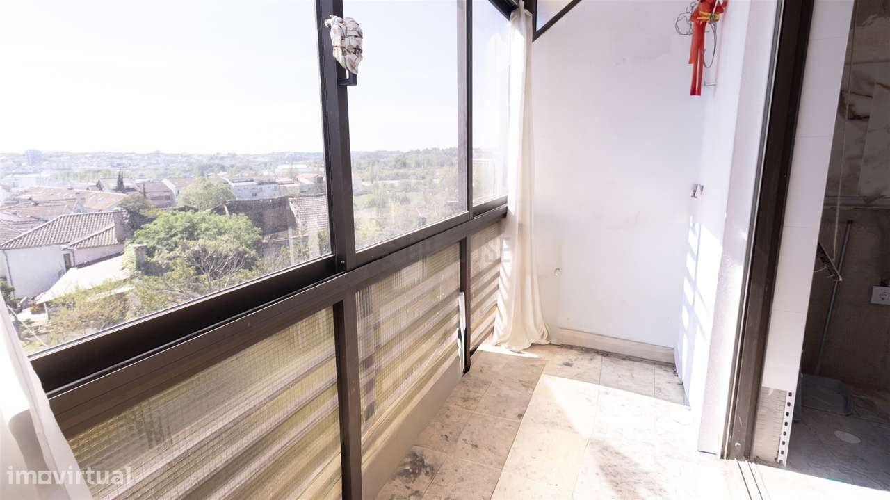 Apartamento T3 com Garagem, Totalmente Remodelado - Abraveses - Grande imagem: 3/13