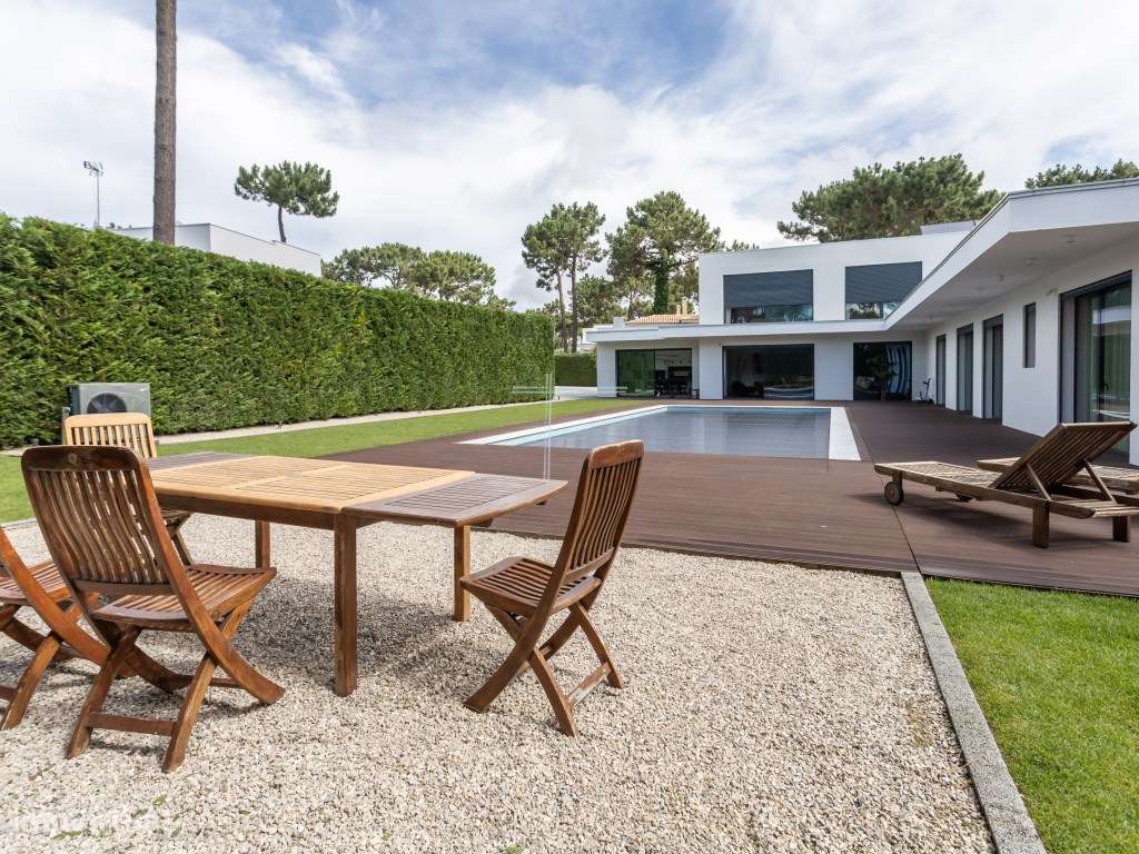 Moradia isolada T4, arquitetura contemporânea com garagem e piscina...-54