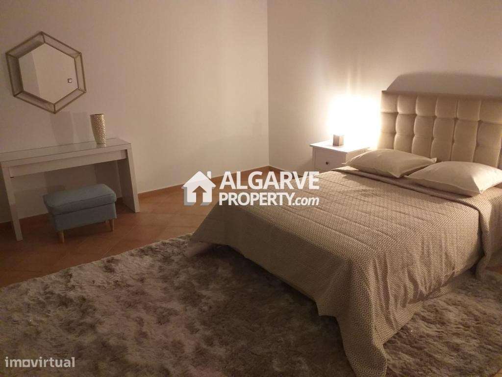 Moradia V4 localizada perto do golfe numa zona calma e residencial jun - Grande imagem: 4/24