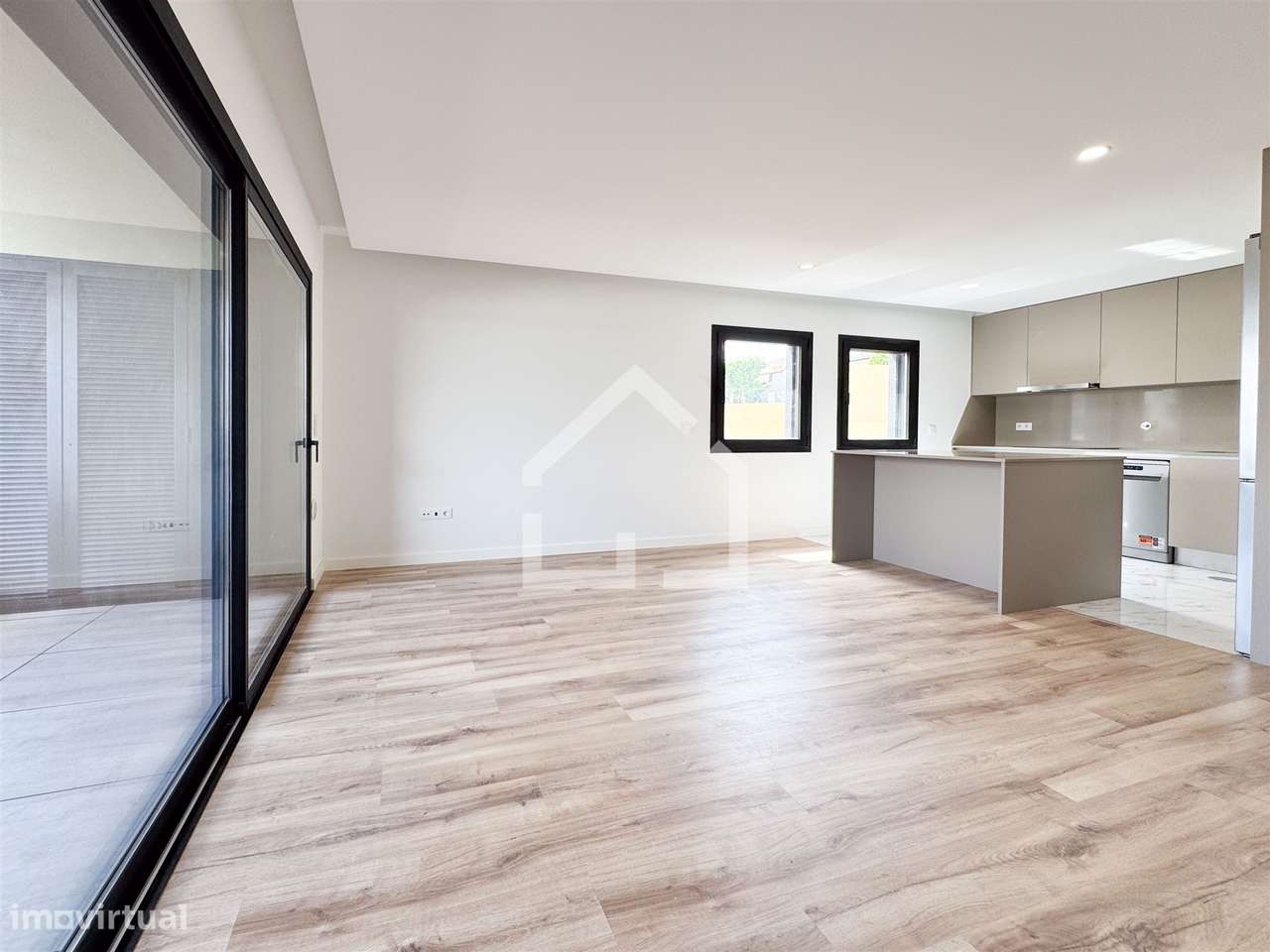 Apartamento T2 Venda em Santa Maria da Feira, Travanca, Sanfins e Espa-3