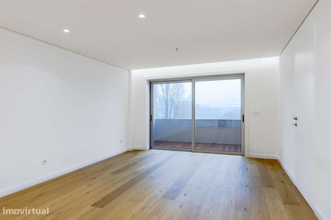 Apartamento T3 Renovado com Varandas na Avenida da Boavista-6