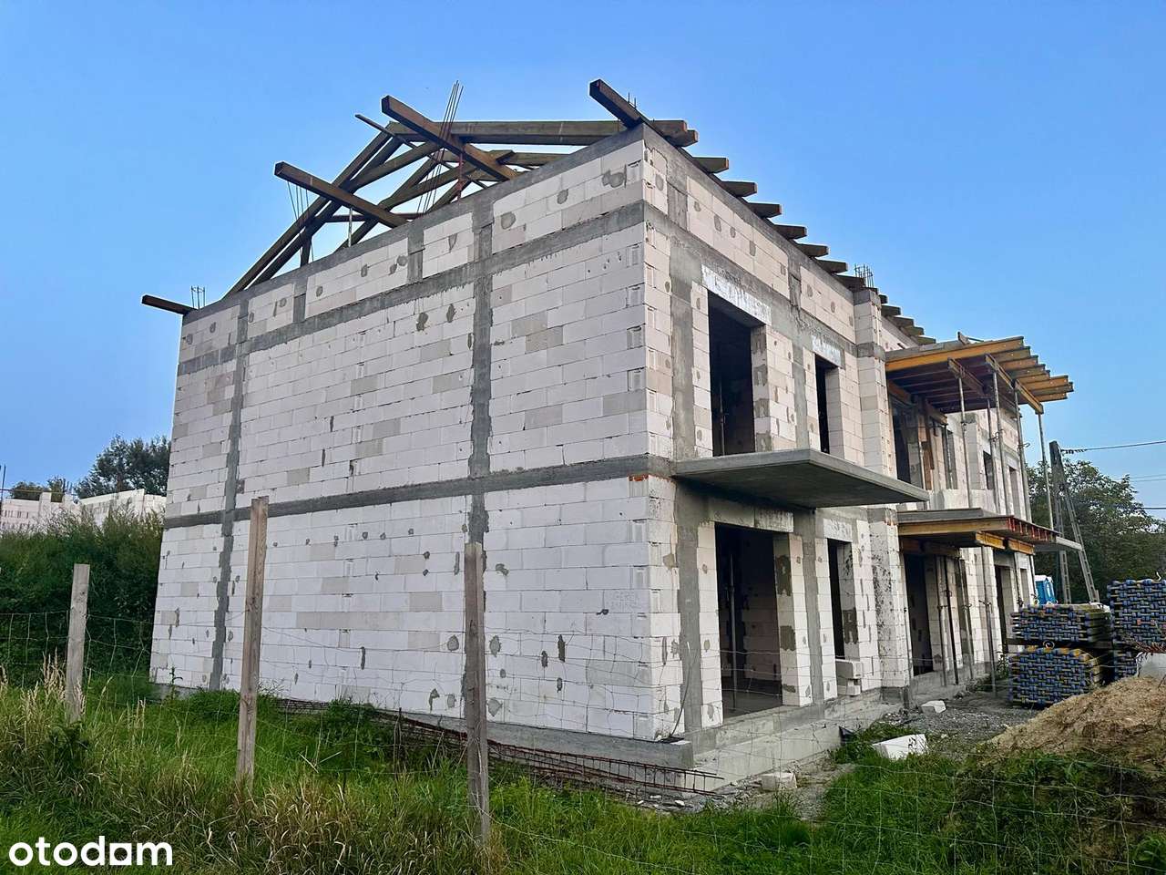 Dom narożny z dużym ogrodem-0