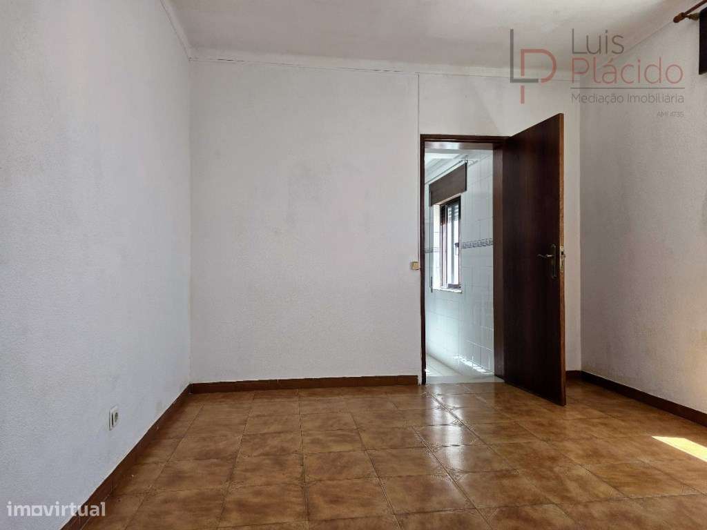 Moradia com 5 Quartos c/ Garagem + Anexo T1-45