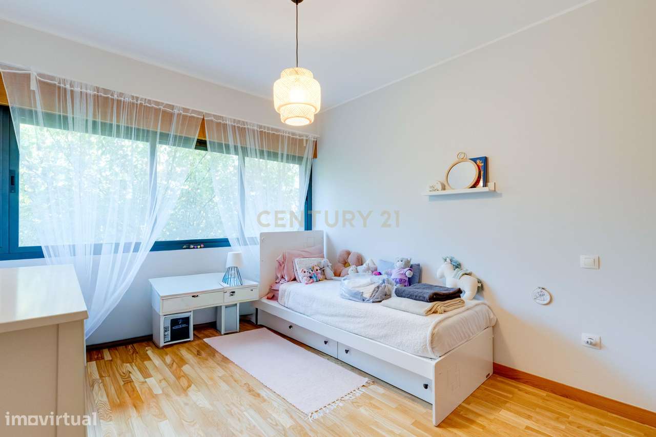 T4 com elegância e centralidade: O Seu Próximo Lar em Vila Nova de Gai-12