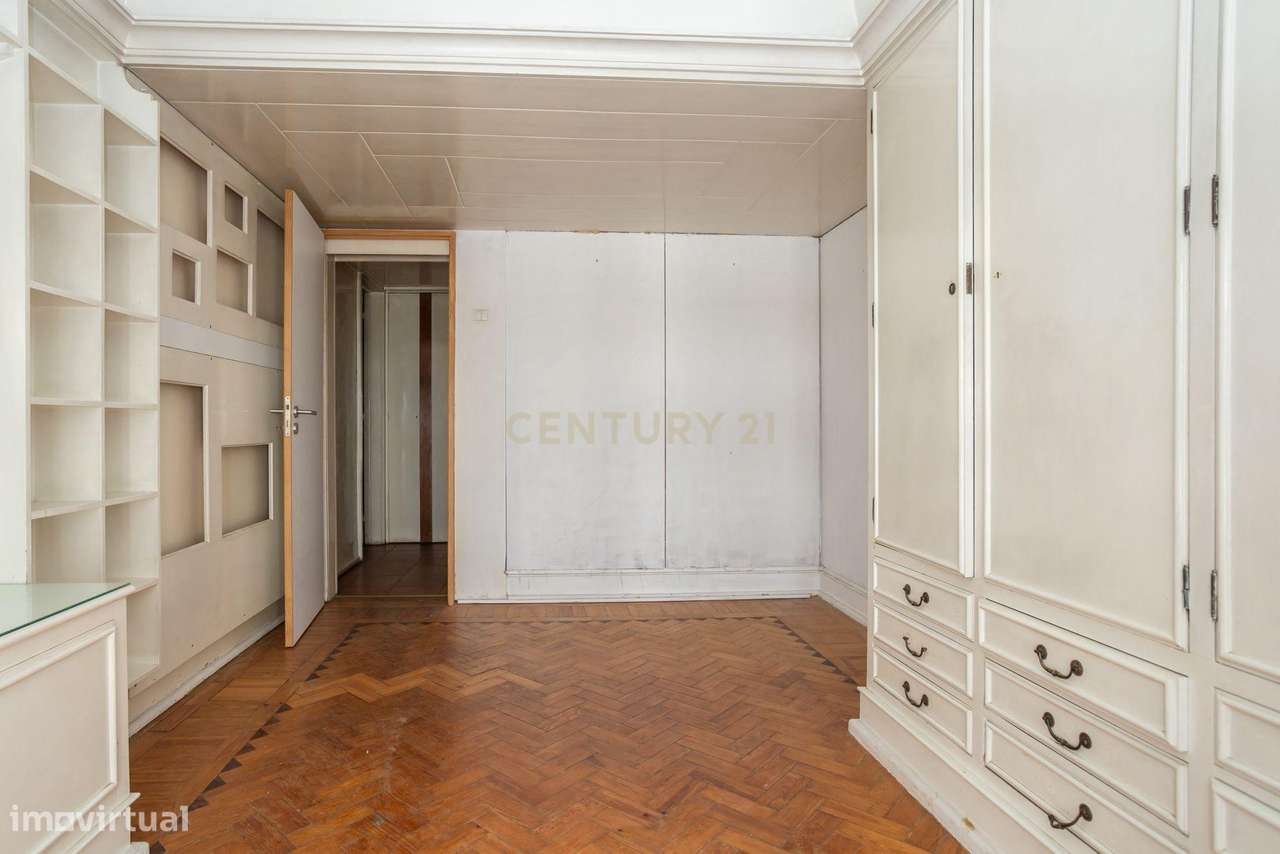 Apartamento T2 para remodelação nas Picoas -Lisboa-13