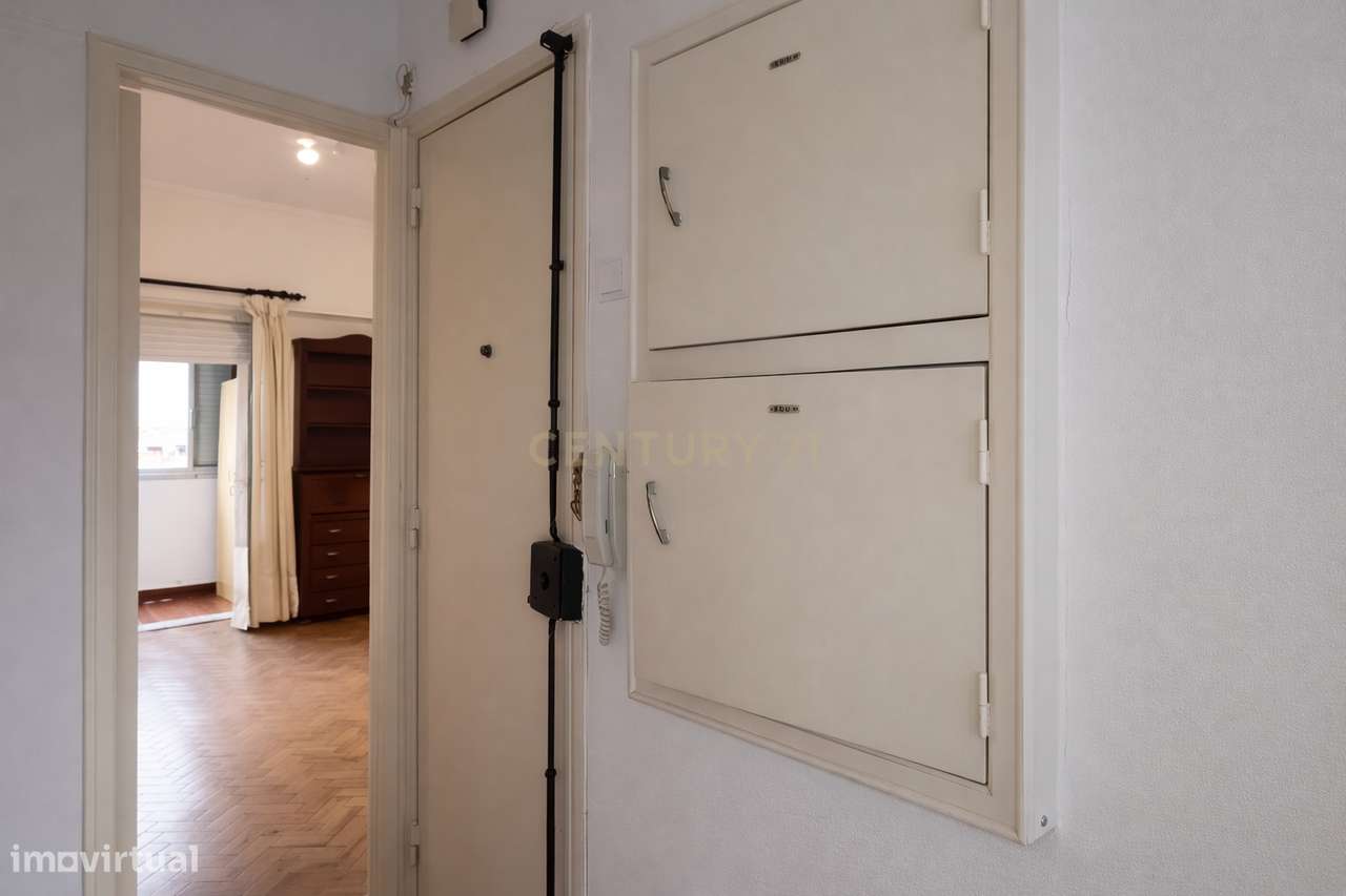 Apartamento T2 com Marquise e Excelente Potencial | Damaia de Cima – A-7