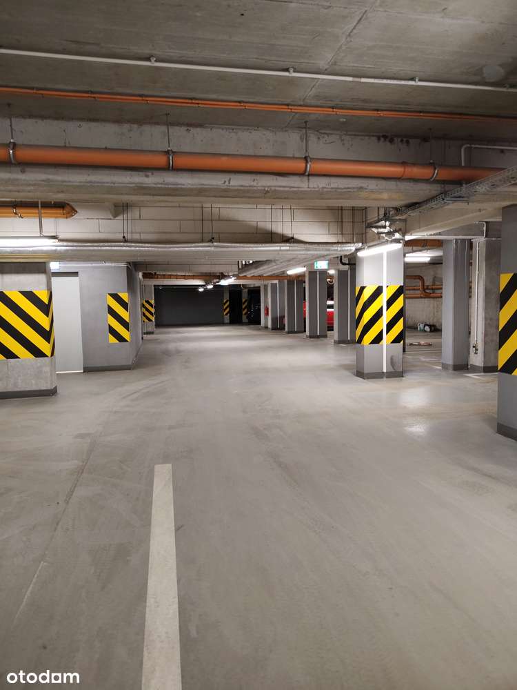 Wygodne miejsce postojowe w hali garażowej przy ul. Heweliusza 5-4