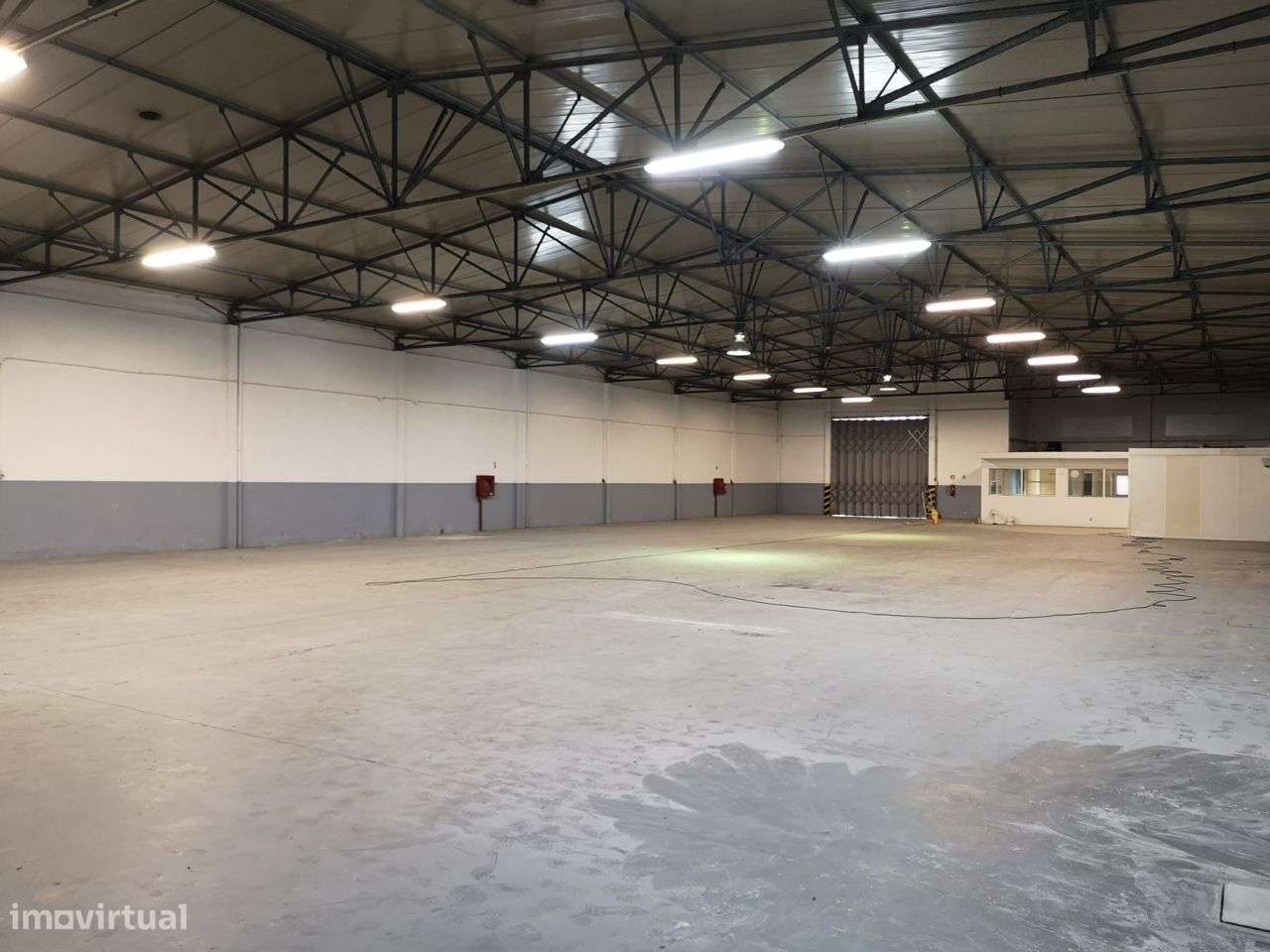 Armazém c/ 950 m2 cobertos + 120m2 escritórios + 390m2 logradouros - Grande imagem: 4/13