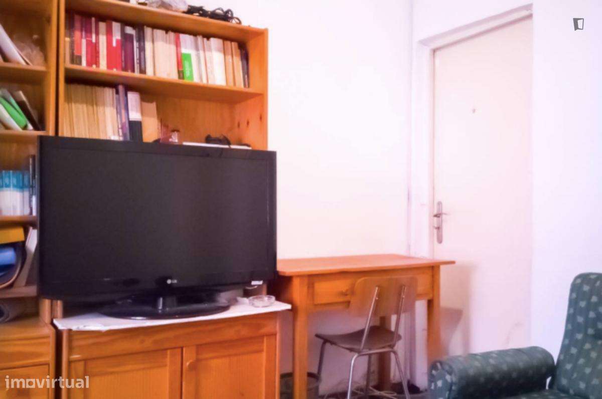 Quarto - localizado em Intendente Lisbon - Grande imagem: 5/6