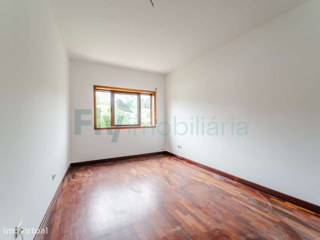Excelente Apartamento T4 com Suite e Lugar de Garagem para 2 Carros-41