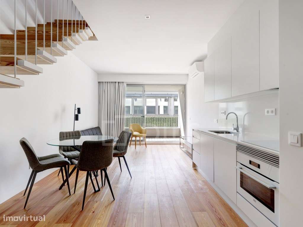 Apartamento T2 duplex com estacionamento e terraço, no Saldanha - Grande imagem: 4/39