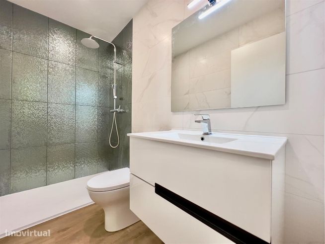 Apartamento T4 com garagem em zona da Guarda Inglesa, Santa Clara-9