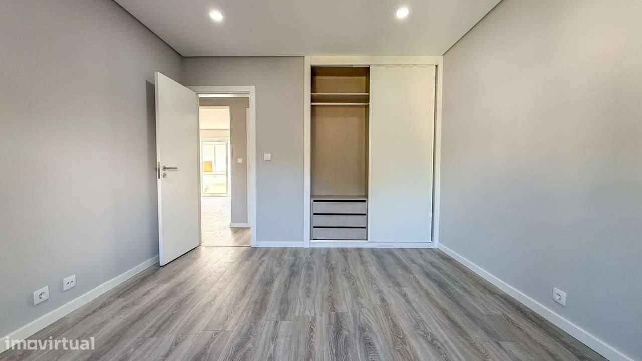 T2 renovado, com ótimas áreas e muita luz natural no centro de Almada.-14