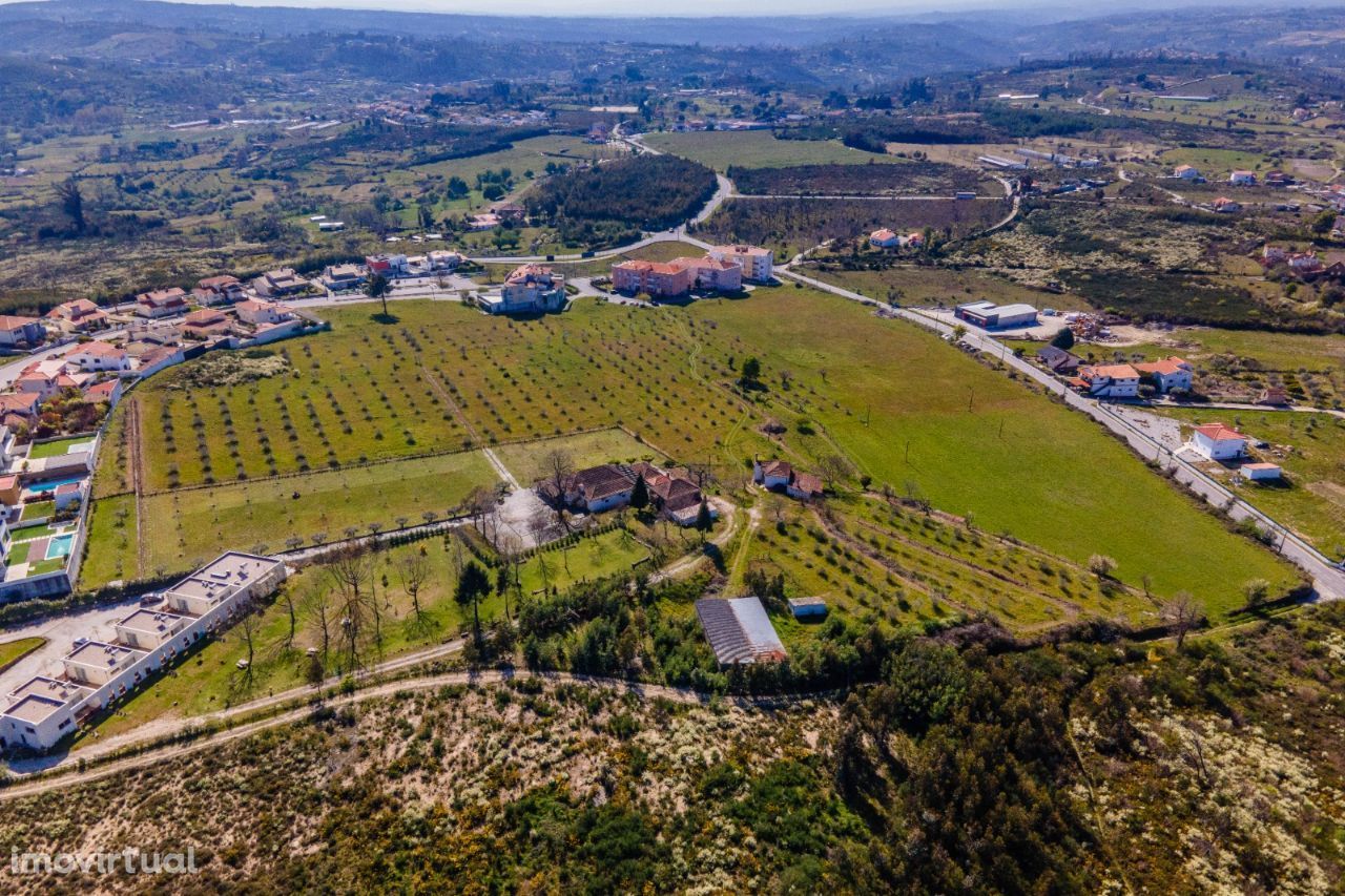 Quinta do Chão da Bispa - Terreno com casa de habitação