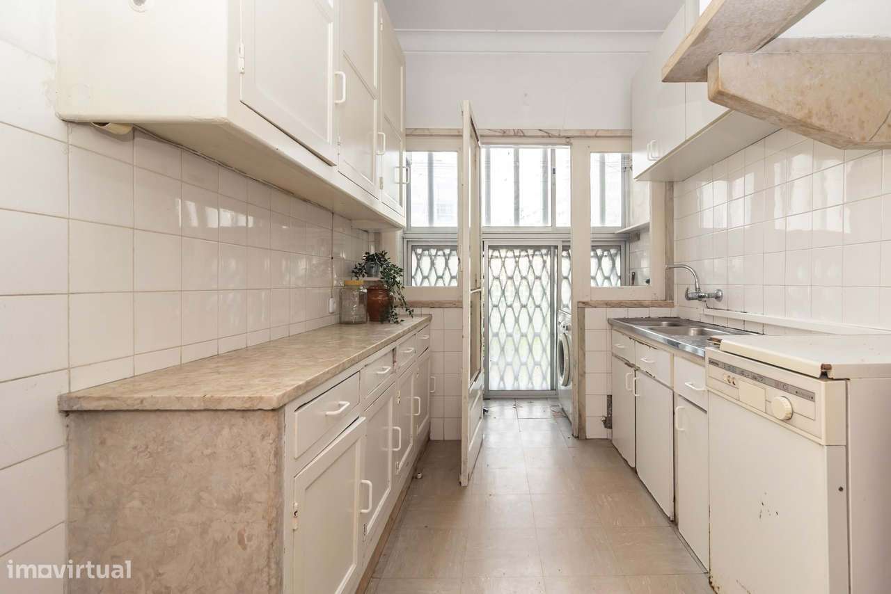 Apartamento T2, junto ao Hospital da Cruz Vermelha , em Benfica-9