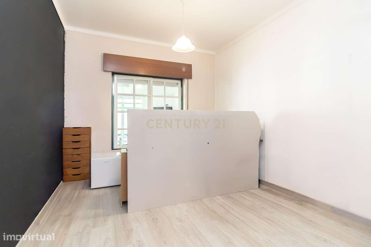 Apartamento T2 totalmente remodelado, localizado no Pinhal Novo,-9