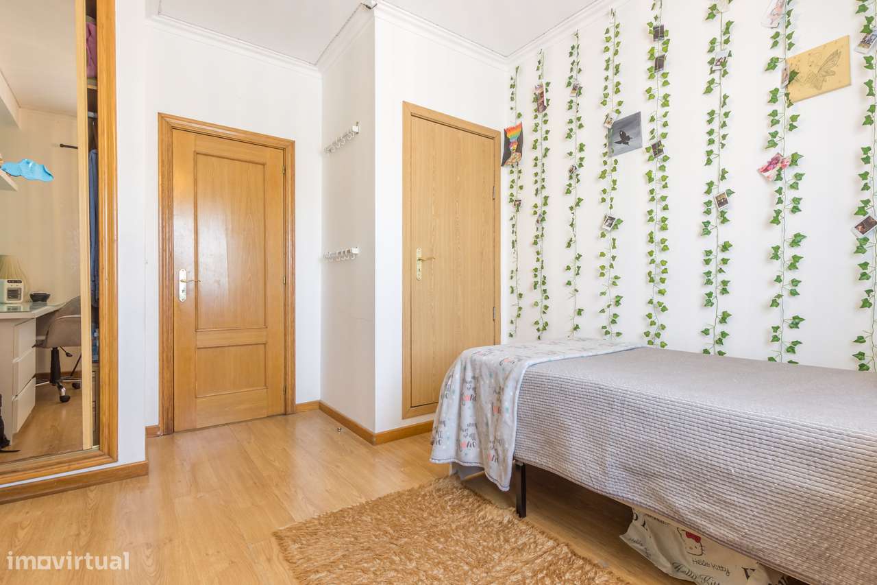 Moradia geminada T3 na Quinta do Conde com piscina, garagem e jardim-24