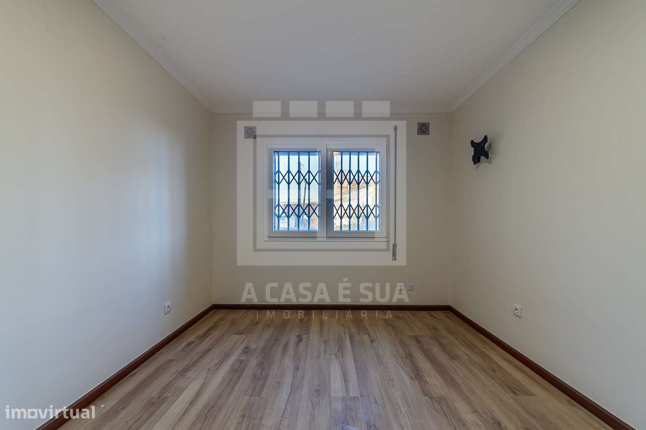 Apartamento T2 renovado em Mafamude no centro de Gaia-12