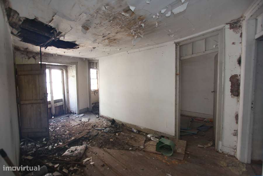 Prédio para recuperar, 3 pisos, cave e pequeno logradouro, C da Rainha-9