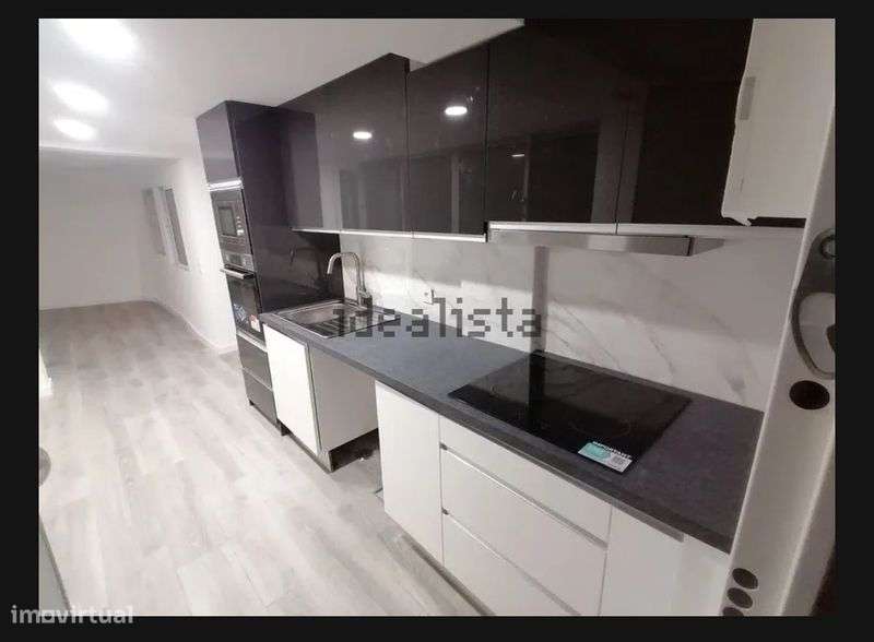 Espaço remodelado, moderno e luminoso, pronto a habitar.