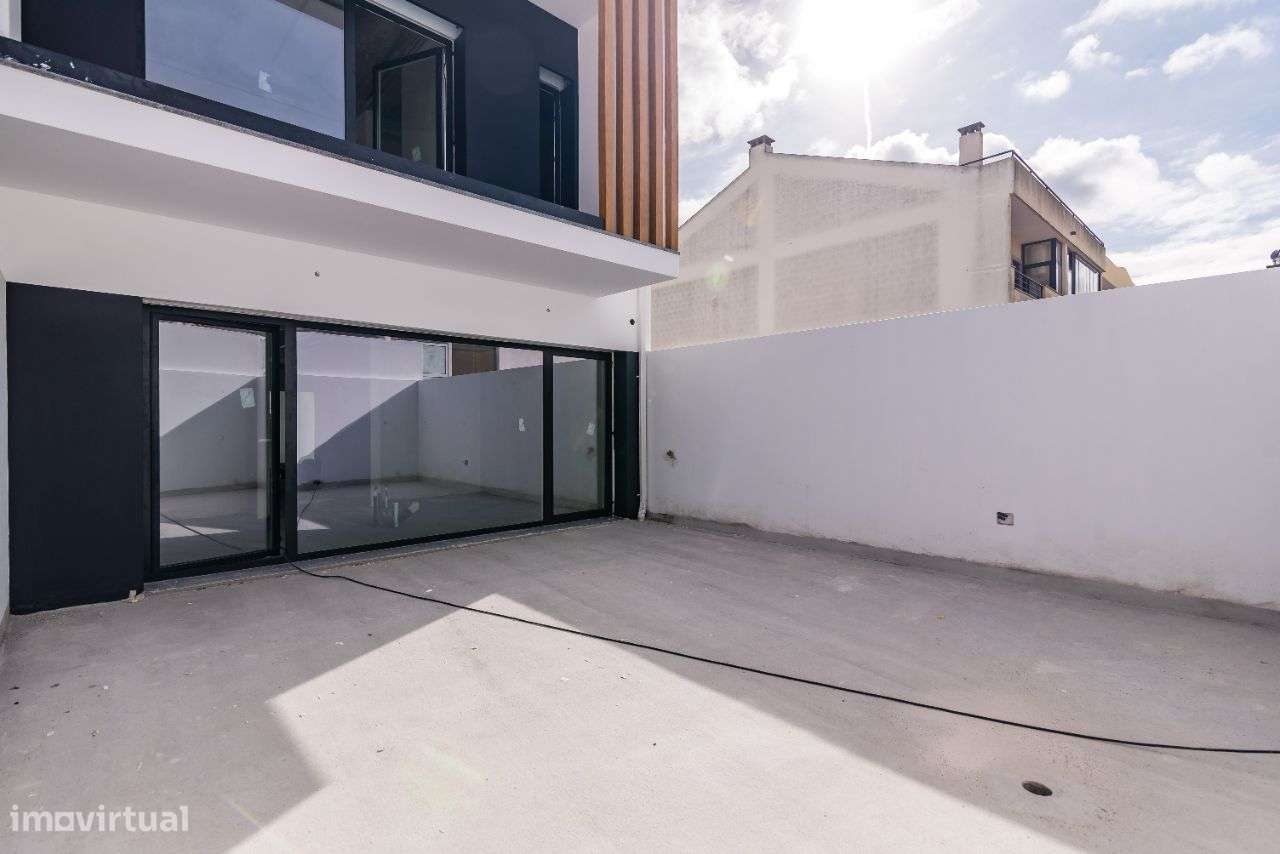 Moradia T3 Famões | Nova | Garagem | Terraço-5