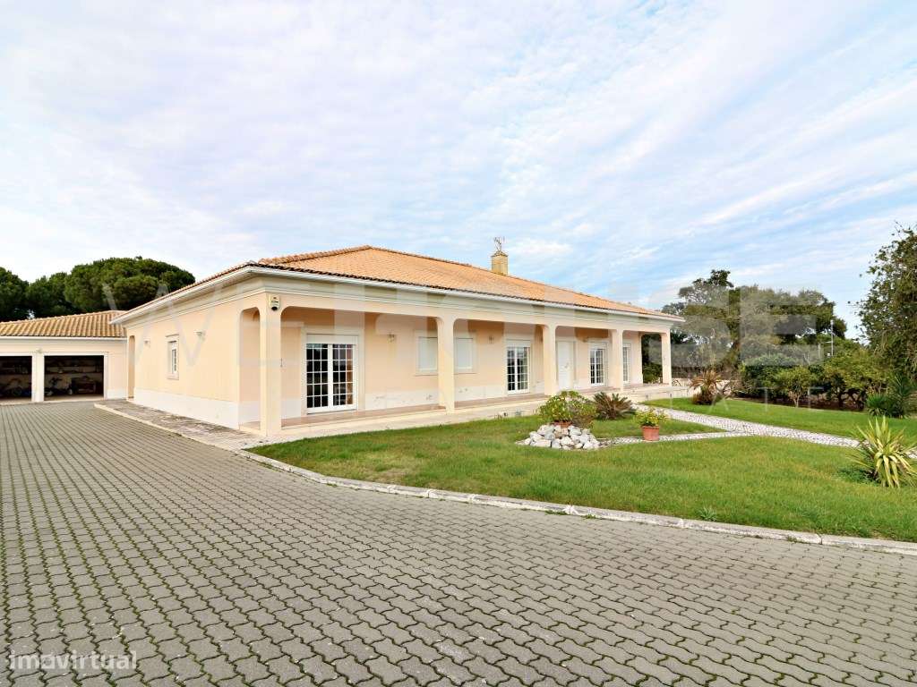 Moradia T4 com 280 m2, inserida em terreno com 2500 m2 em Palmela-23