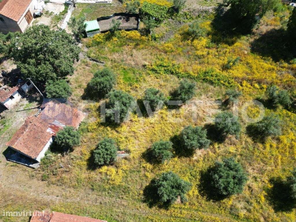 Terreno com construção rural localizado em zona calma em Urqueira - Grande imagem: 3/8