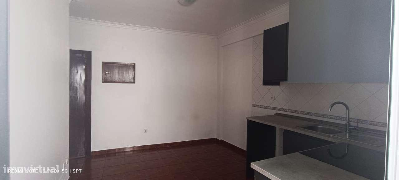 T1 com varanda e cozinha separada em Castanheira do Ribatejo