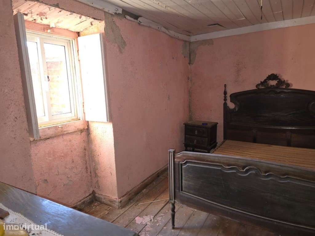 Moradia T3 com terraço, terreno e arrecadação para remodelar, Folgo...-8