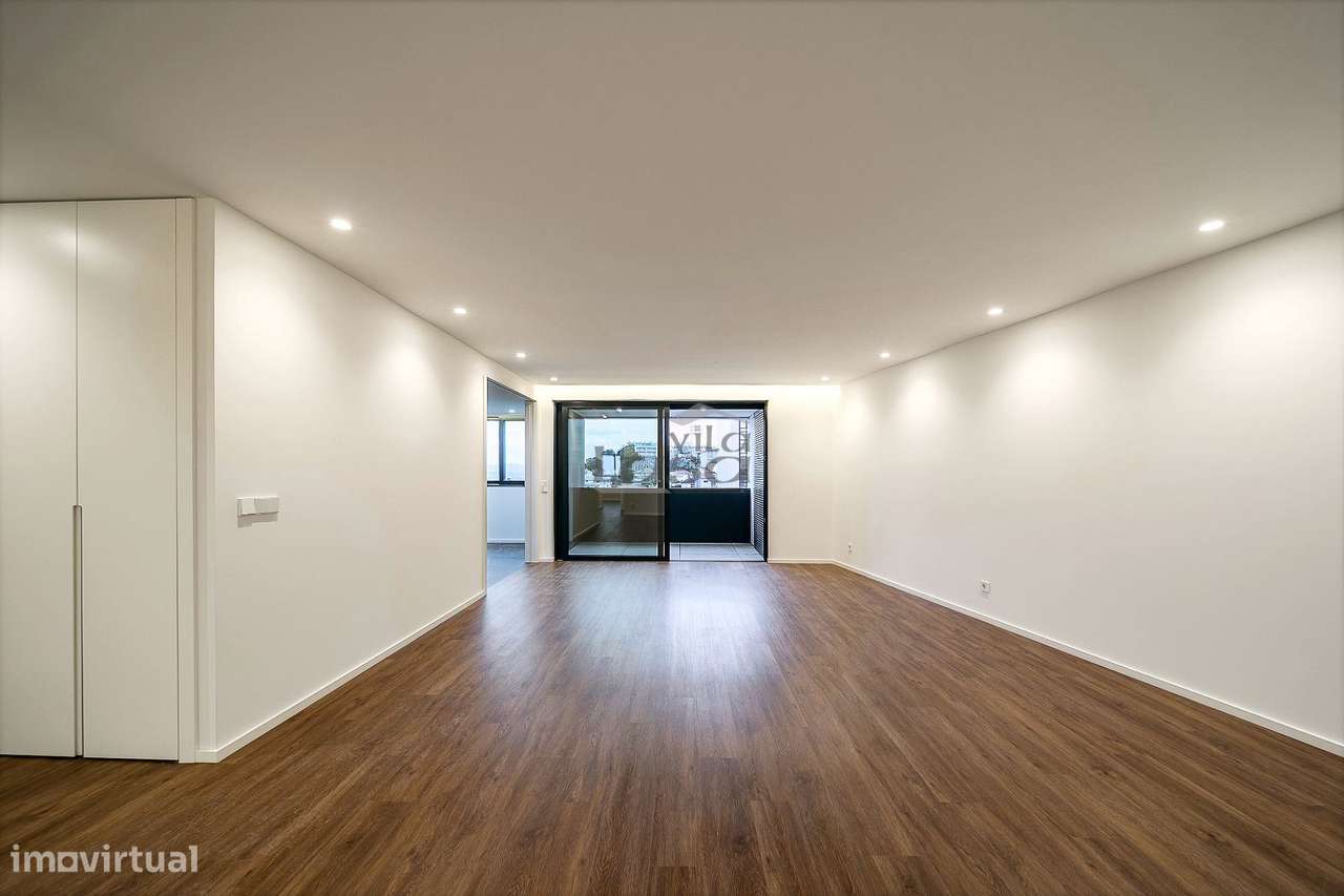 Apartamento T3 com Varanda e 2 Lugares de Garagem na Avenida da Rep... - Grande imagem: 2/30